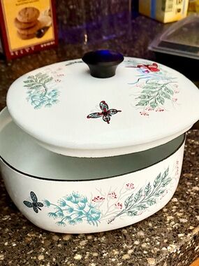 Rare! Vintage White Floral & Butterfly Covered Dutch Oven/Casserole Dish